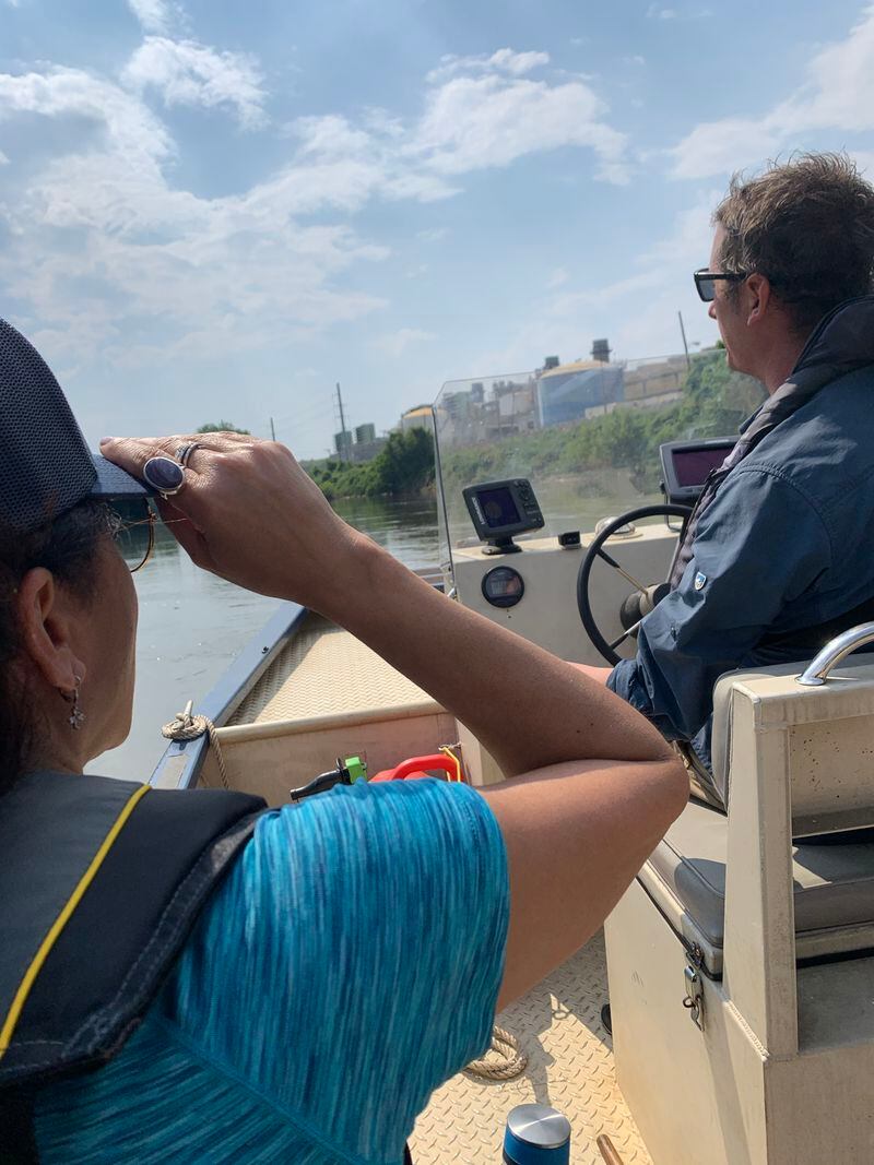 Gloria Reuben with the Chattahoochee Riverkeeper Jason Ulseth on the Hooch on May 25, 2021. RODNEY HO/rho@ajc.com
