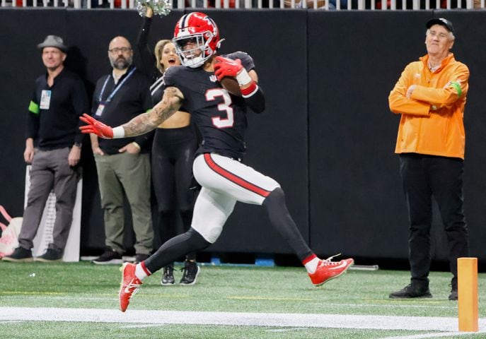 Atlanta Falcons safety Jessie Bates III scored a touchdown afterintercepting a New Orleans Saints pass during the first half of a NFL football game  in Atlanta on Sunday, Nov. 26, 2023.   (Bob Andres for the Atlanta Journal Constitution)