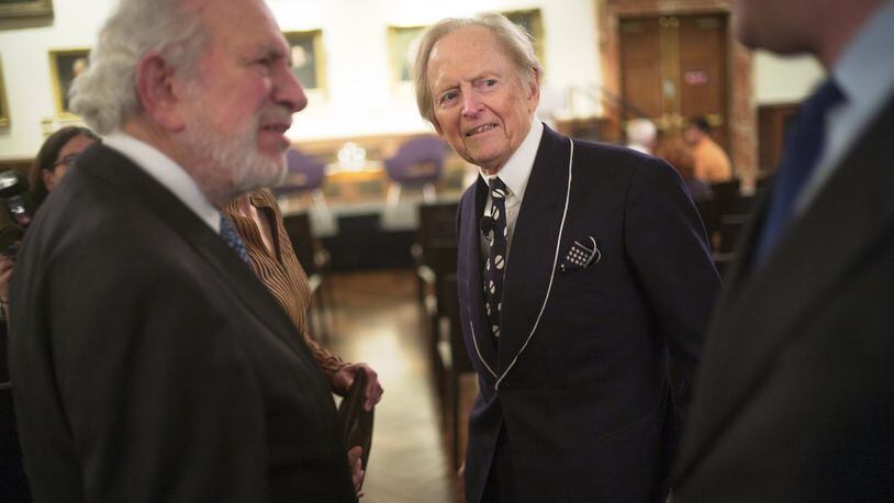 Author Tom Wolfe (center), shown at a gala dinner at the New York Public Library in 2014, died Monday at age 88. ROBERT CAPLIN / THE NEW YORK TIMES