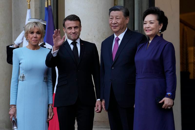 French President Emmanuel Macron and his wife Brigitte Macron pose with China's. President Xi Jinping and his wife Peng Liyuan before a state diner at the Elysee Palace, Monday, May 6, 2024 in Paris. (AP Photo/Thibault Camus)
