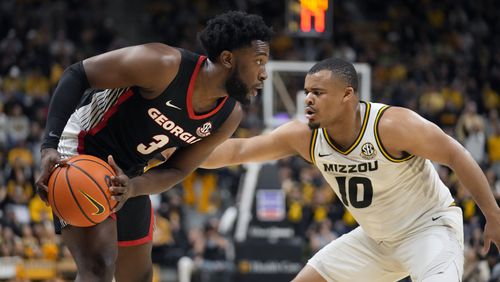 Georgia's Noah Thomasson (3) looks to pass around Missouri's Nick Honor (10) during the first half of an NCAA college basketball game Saturday, Jan. 6, 2024, in Columbia, Mo. (AP Photo/Jeff Roberson)