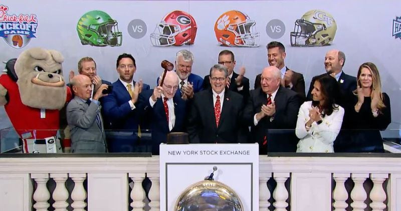 Former Georgia athletic director Vince Dooley bangs a gavel during the NYSE market close ceremony on Thursday. (Screen capture from NYSE Closing Bell video)