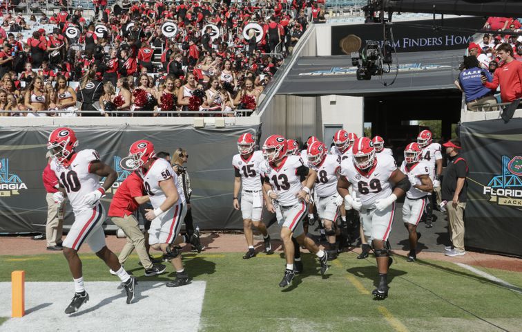 10/30/21 - Jacksonville - Georgia takes the field for warmups at the annual NCCA  Georgia vs Florida game at TIAA Bank Field in Jacksonville.   Bob Andres / bandres@ajc.com