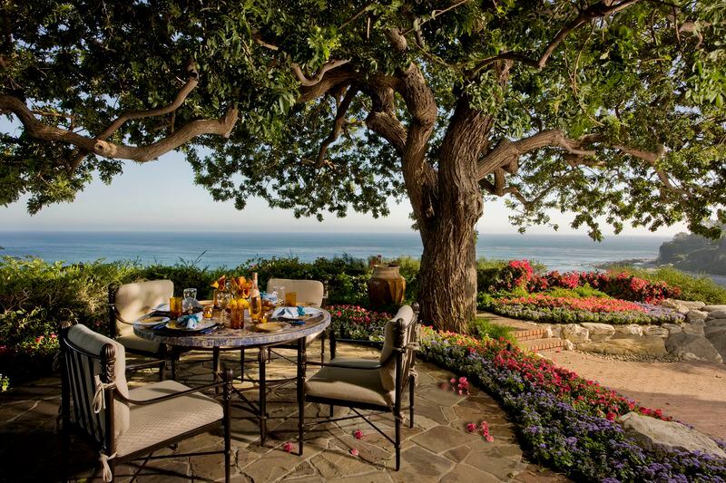 Fashion mogul turned producer Sidney Kimmel is seeking $81.5 million for the Point Dume estate once owned by Johnny Carson. The property, set on a bluff overlooking the ocean, includes a modernist residence designed by Malibu architect Ed Niles. (Mary E. Nichols)