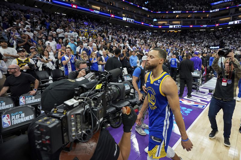Golden State Warriors guard Stephen Curry (30) leaves the court after the team's loss to the Sacramento Kings in an NBA basketball play-in tournament game Tuesday, April 16, 2024, in Sacramento, Calif. (AP Photo/Godofredo A. Vásquez)