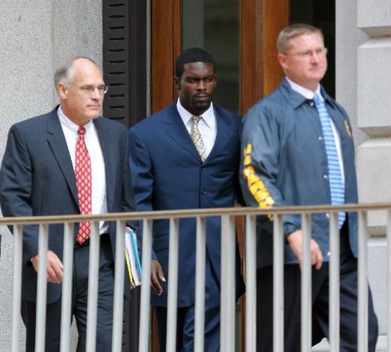  070827-RICHMOND-Michael Vick is escorted from federal court after his plea hearing in Richmond on Aug. 27, 2007. (Ben Gray / bgray@ajc.com) FILE PHOTO