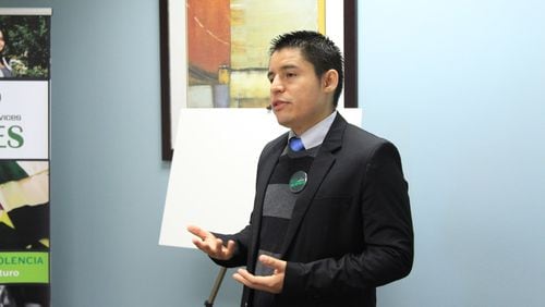 Ángel Alonso, director of the Mil Mujeres office in Atlanta, recently presented the organization to members of the Hispanic media.