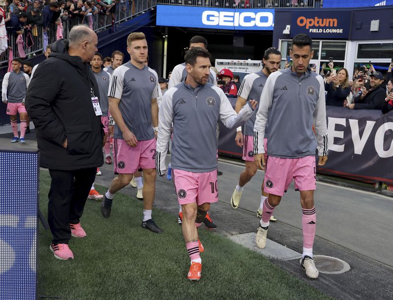 Inter Miami forward Lionel Messi, front center, waves to fans as he walks onto the field with teammates at Gillette Stadium before an MLS soccer match against the New England Revolution, Saturday, April 27, 2024, in Foxborough, Mass. (AP Photo/Mark Stockwell)