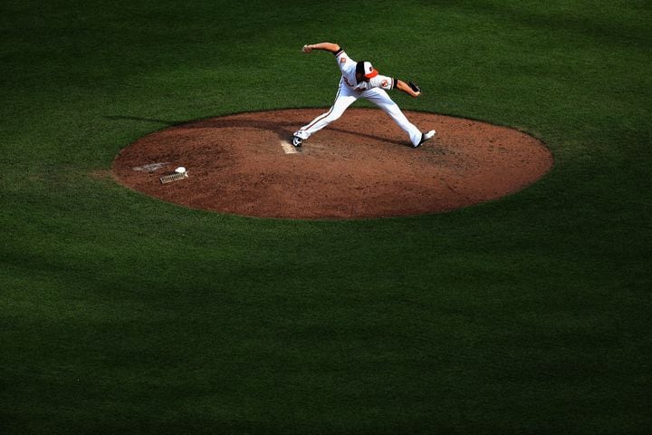 Photos: The unusual pitching motion of Braves’ Darren O’Day