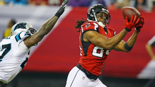Roddy White hauls in a long pass for the Falcons. He is the team’s all-time leading receiver but now he’s looking for a job. AJC file photo