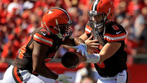 TAMPA, FL - OCTOBER 21: Baker Mayfield #6 hands off to Nick Chubb #24 of the Cleveland Browns during a game against the Tampa Bay Buccaneers at Raymond James Stadium on October 21, 2018 in Tampa, Florida.  (Photo by Mike Ehrmann/Getty Images)