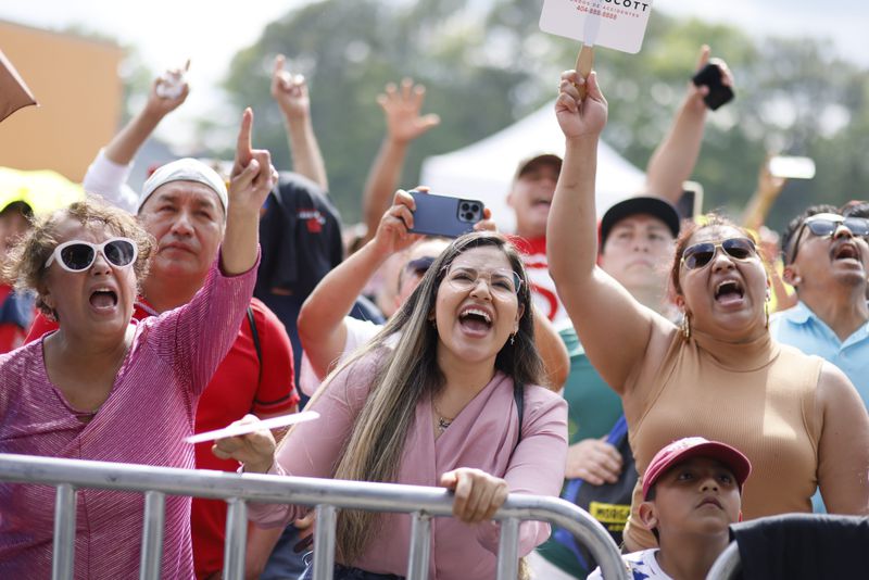 Elena Hernandez (center) sings along with the music from the band Eterfour during the Cinco de Mayo festival at Plaza Fiesta on May 7.
Miguel Martinez /miguel.martinezjimenez@ajc.com