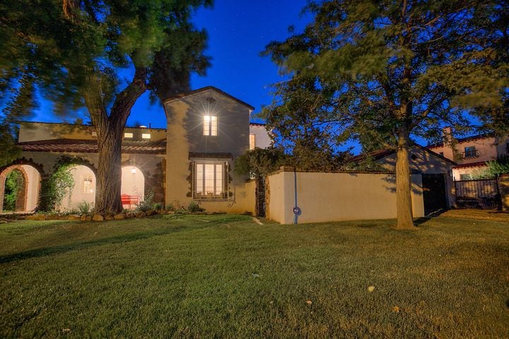 PHOTOS: Jesse Pinkman's "Breaking Bad" house hits market for $1.6 mil