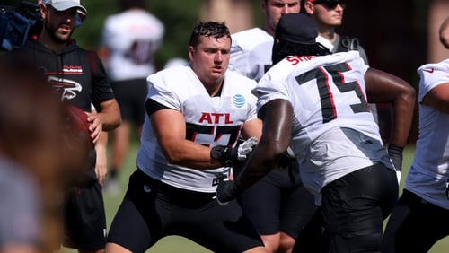 072922 Flowery Branch, Ga.: Atlanta Falcons offensive guard Chris Lindstrom (63) and offensive guard Justin Shaffer (75) participate in a drill during training camp at the Falcons Practice Facility, Friday, July 29, 2022, in Flowery Branch, Ga. (Jason Getz / Jason.Getz@ajc.com)
