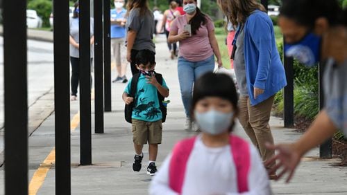 August 26, 2020 Lawrenceville - Students wearing masks arrive to Jackson Elementary School for the first day of school amid the coronavirus outbreak on Wednesday, August 26, 2020. Hyosub Shin / Hyosub.Shin@ajc.com)