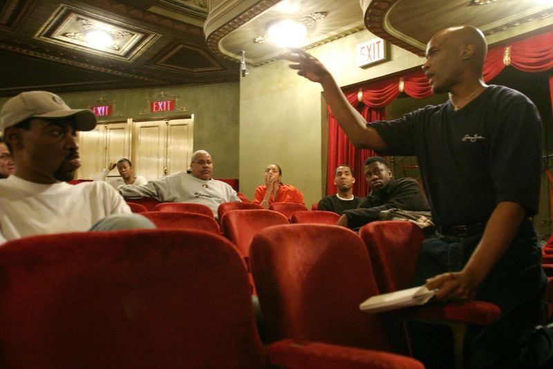 Leon (right) gives notes to the company of Lorraine Hansberry’s “A Raisin in the Sun” as they prepare for their evening performance at Broadway’s Royale Theatre in New York in 2004. TINA FINEBERG/ASSOCIATED PRESS