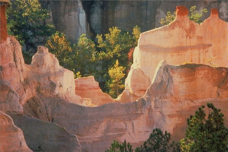 Poor farming practices of the 1800s created the phenomenon called Providence Canyon, with sunset hues of pink, orange, red, and purple painting the gulley walls.