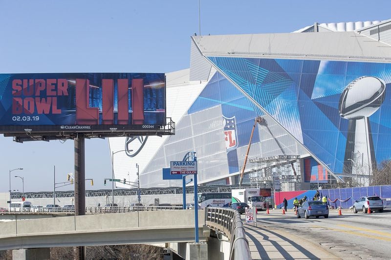 01/16/2019 — Atlanta, Georgia —Workers continue to wrap parts of Mercedes-Benz Stadium with Super Bowl LIII advertisement material in Atlanta, Wednesday, January 16, 2019. (ALYSSA POINTER/ALYSSA.POINTER@AJC.COM)