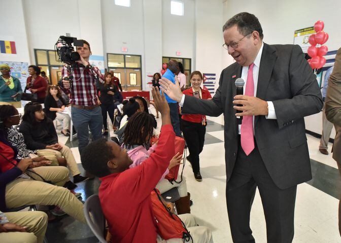 Comcast gives Clayton County students free computers