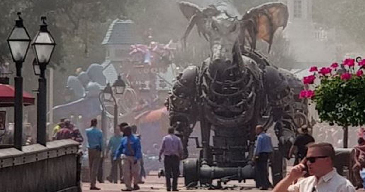 Disney Malfunction Dragon Returns - Maleficent Disney World Parade 