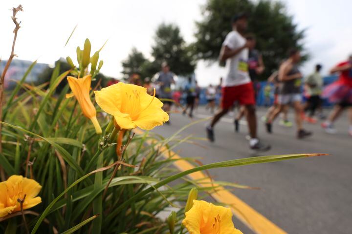 Flowers line the course of the 53rd running of the Atlanta Journal-Constitution Peachtree Road Race in Atlanta on Monday, July 4, 2022. (Jason Getz / Jason.Getz@ajc.com)
