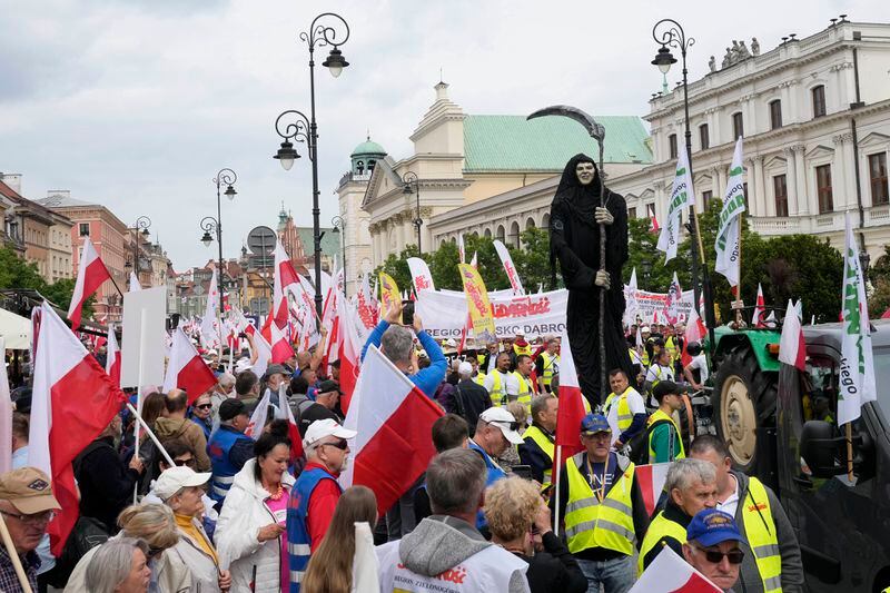 Polish farmers and other protesters gather in downtown Warsaw to protest the European Union's climate policies and Poland's pro-EU government, in Warsaw, Poland, Friday, May 10, 2024. (AP Photo/Czarek Sokolowski)