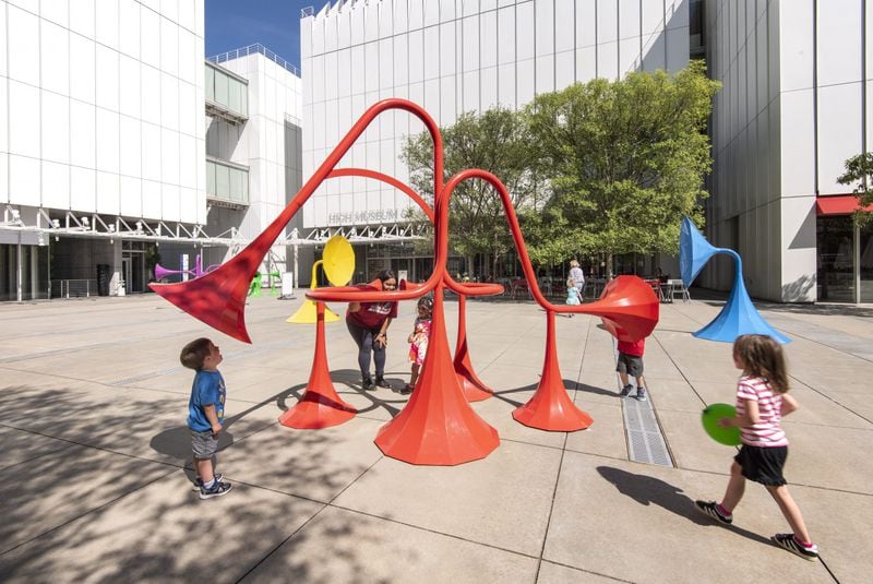 Children enjoy the Sonic Playground outdoor exhibit. (© Yuri Suzuki)