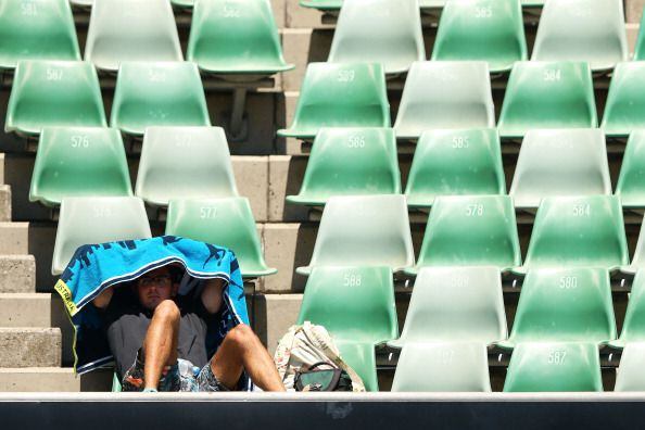 Players, fans battle heat wave at Australian Open