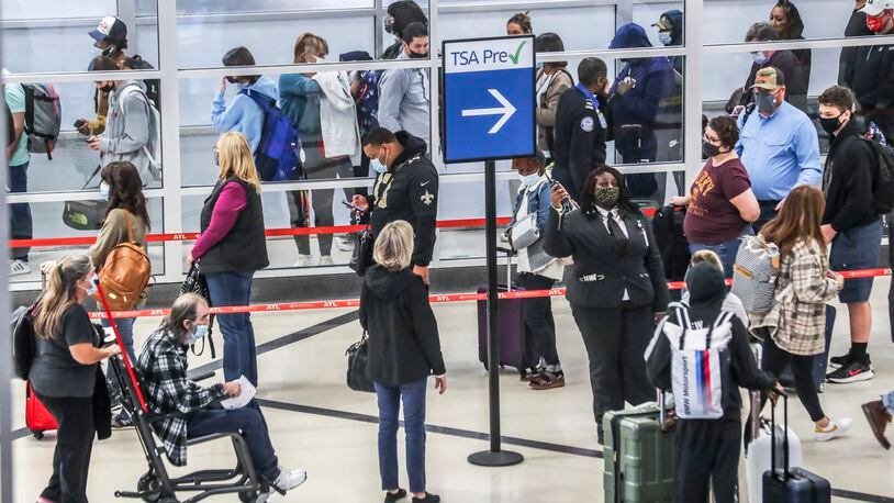 Travelers lining up at Hartsfield-Jackson International Airport in Atlanta on Nov. 19, 2021. ( John Spink / John.Spink@ajc.com)