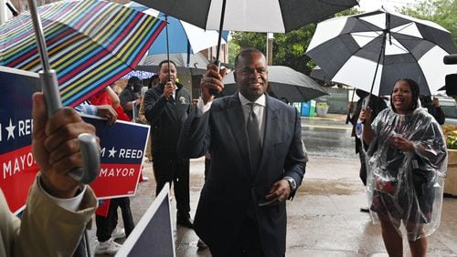 Former Atlanta mayor Kasim Reed arrives to City Hall to qualify to run for mayor as his supporters cheer on Tuesday, August 17, 2021. (Hyosub Shin / Hyosub.Shin@ajc.com)