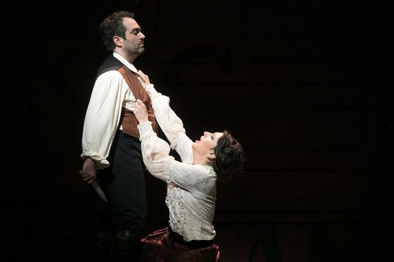 Terranova Gianluca vystupuje jako Don José a Varduhi Abrahamyan provádí jako Carmen v Atlanta Opera výrobě