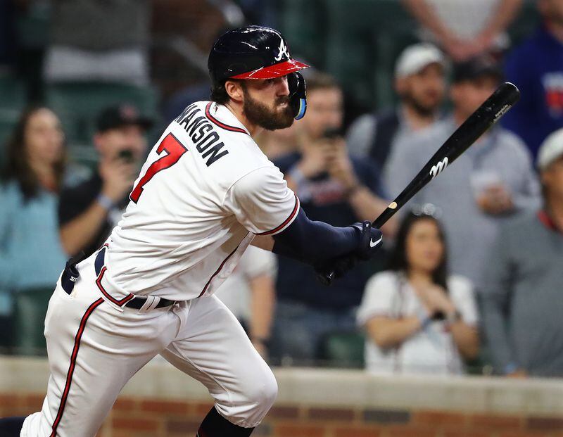 042722 Atlanta: Atlanta Braves shortstop Dansby Swanson hits a 2-RBI single to tie the game 3-3 with the Chicago Cubs during the 8th inning in a MLB baseball game on Wednesday, April 27, 2022, in Atlanta. The Braves lost to the Cubs 6-3.  “Curtis Compton / Curtis.Compton@ajc.com”
