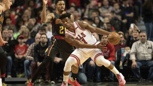 The Atlanta Hawks’ Kent Bazemore (24) pressures the Chicago Bulls’ Jimmy Butler (21) during the first half on Saturday, April 1, 2017, at the United Center in Chicago. The Bulls won, 106-104. (Erin Hooley/Chicago Tribune/TNS)