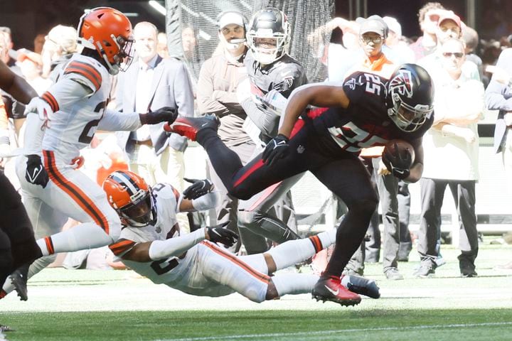 Falcons running back Tyler Allgeier breaks away from Browns defenders during the second quarter Sunday in Atlanta.  (Miguel Martinez / miguel.martinezjimenez@ajc.com)