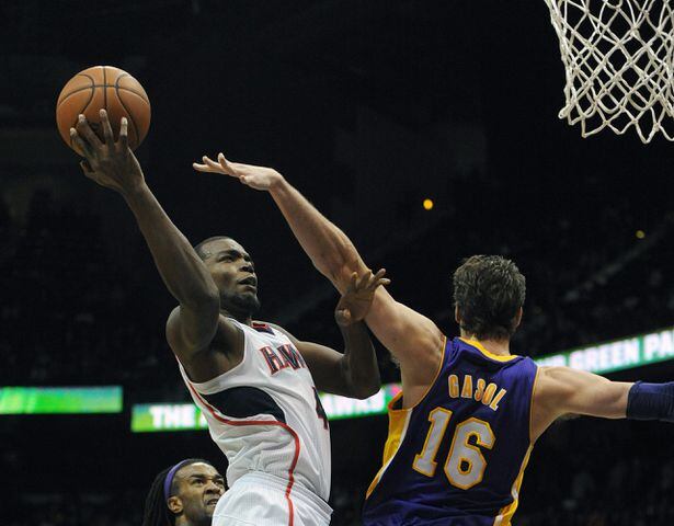 Kobe Bryant, Lakers face Atlanta Hawks