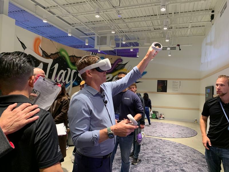 NBA Hall of Famer Steve Young, an investor in Creators Zone, tries some Meta virtual reality on November 16, 2022 at the Johnson STEM Activity Center. RODNEY HO/rho@ajc.com