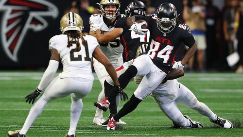 091122 Atlanta: Atlanta Falcons running back Cordarrelle Patterson picks up some of his career high 120 yards during the second half against the New Orleans Saints in a NFL football game on Sunday, Sept. 11, 2022, in Atlanta.   “Curtis Compton / Curtis Compton@ajc.com