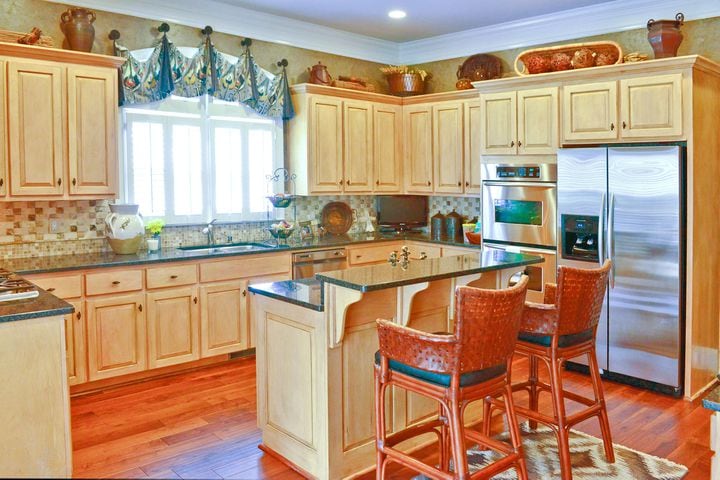 Dobbs Woodstock home had granite countertops in the kitchen and bathrooms