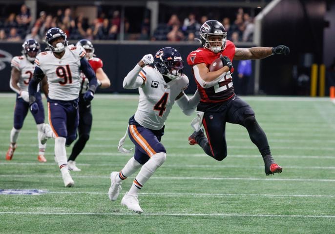 Falcons running back Tyler Allgeier runs for a first down to ice the game against the Bears on Sunday in Atlanta. (Bob Andres / for The Atlanta Journal-Constitution)