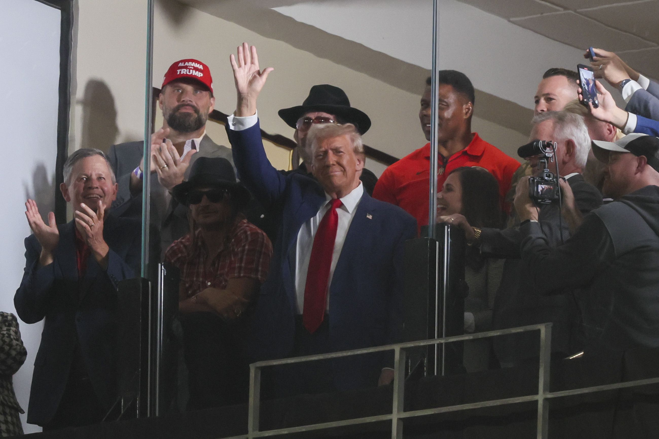 Donald Trump was cheered and booed at the Georgia-Alabama college football  game, image size:2599x1733