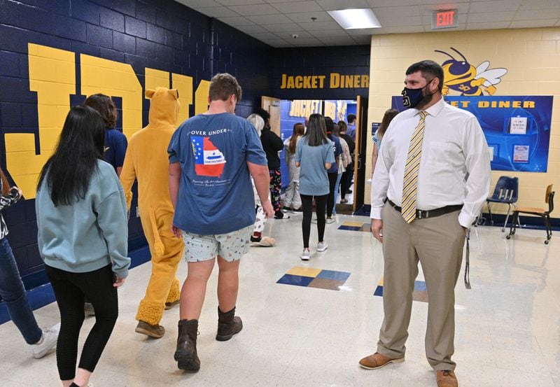 Principal Greer Smith greets students during a lunch break at Jeff Davis High School in Hazlehurst on Monday, Sept. 13, 2021. When he returned to town after recovery from COVID-19, he was met with a parade. (Hyosub Shin / Hyosub.Shin@ajc.com)