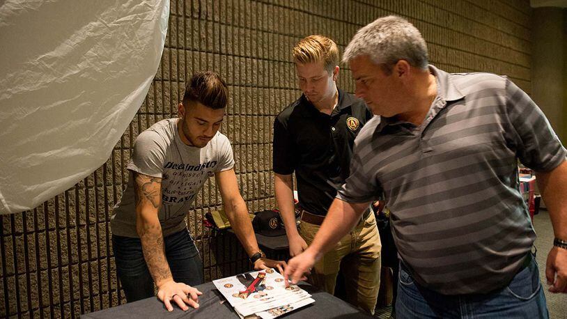 Paul McDonough (right) speaks with Atlanta United player Hector Villalba. (Atlanta United)