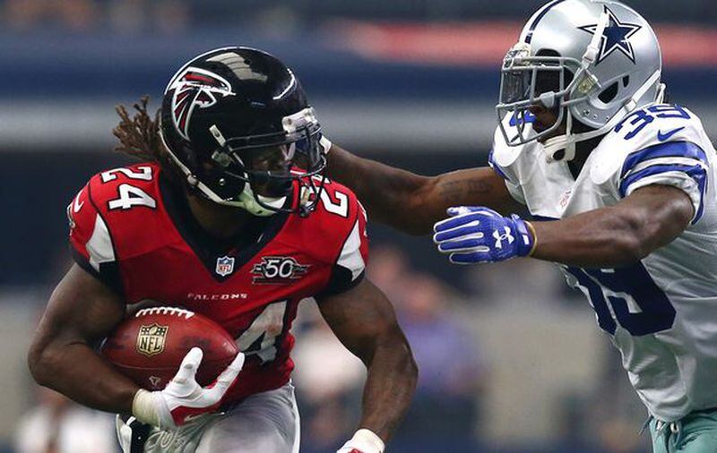 ARLINGTON, TX - SEPTEMBER 27: Devonta Freeman #24 of the Atlanta Falcons is pursued by Brandon Carr #39 of the Dallas Cowboys in the second quarter at AT&amp;T Stadium on September 27, 2015 in Arlington, Texas. (Photo by Tom Pennington/Getty Images)