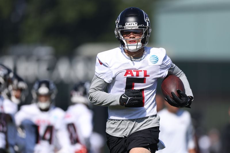 072922 Flowery Branch, Ga.: Atlanta Falcons wide receiver Drake London (5) runs after a catch during training camp at the Falcons Practice Facility, Friday, July 29, 2022, in Flowery Branch, Ga. (Jason Getz / Jason.Getz@ajc.com)