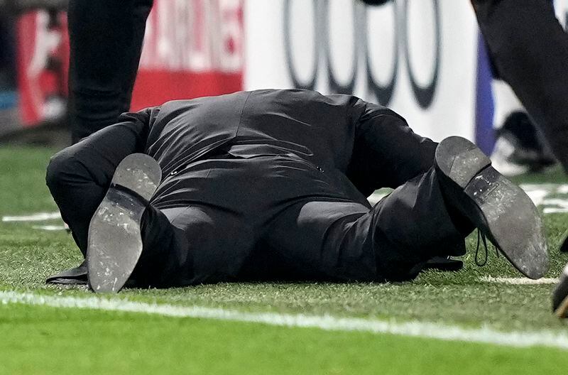 Atletico Madrid's head coach Diego Simeone lies on the pitch after a missed goal chance during the Champions League quarterfinal second leg soccer match between Borussia Dortmund and Atletico Madrid at the Signal-Iduna Park in Dortmund, Germany, Tuesday, April 16, 2024(AP Photo/Martin Meissner)