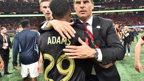 Atlanta United head coach Frank de Boer congratulates midfielder Mo Adams after a 2019 match.  (Hyosub Shin / Hyosub.Shin@ajc.com)