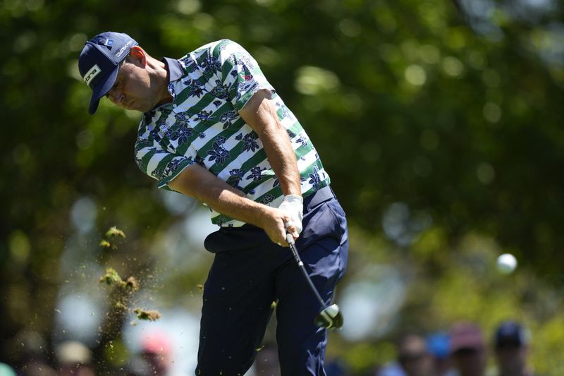 Gary Woodland hits his tee shot on the fourth hole during second round at the Masters golf tournament at Augusta National Golf Club Friday, April 12, 2024, in Augusta, Ga. (AP Photo/Matt Slocum)