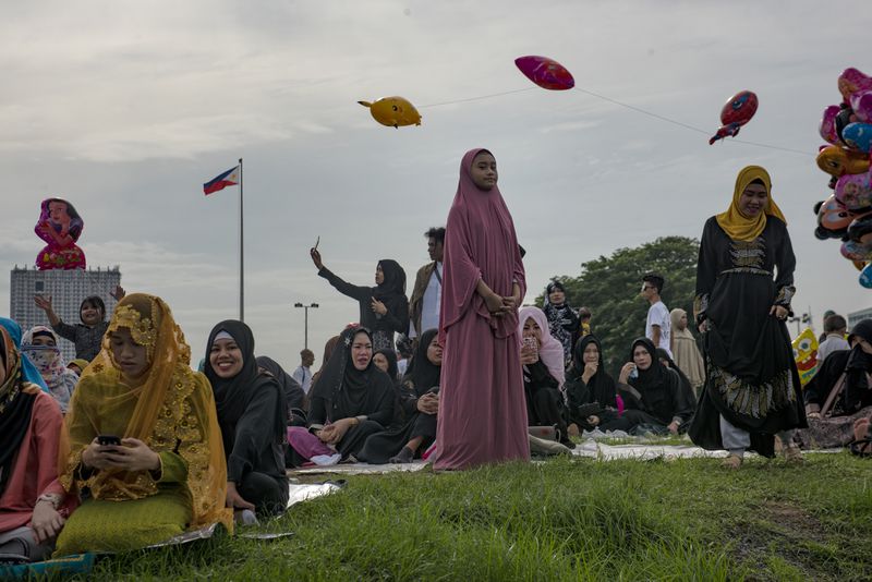 MANILA, PHILIPPINES - JUNE 15: Filipino Muslims flock to a public park to attend prayers and celebrate Eid al-Fitr on June 15, 2018 in Manila, Philippines. Muslims around the world celebrate Eid al-Fitr with their families with massive feasts to mark the end of Ramadan, the holy month of fasting. (Photo by Jes Aznar/Getty Images)