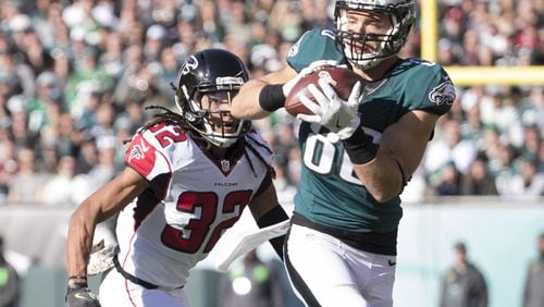 PHILADELPHIA, PA - NOVEMBER 13: Zach Ertz #86 of the Philadelphia Eagles catches a pass against Jalen Collins #32 of the Atlanta Falcons in the first quarter at Lincoln Financial Field on November 13, 2016 in Philadelphia, Pennsylvania. (Photo by Mitchell Leff/Getty Images)
