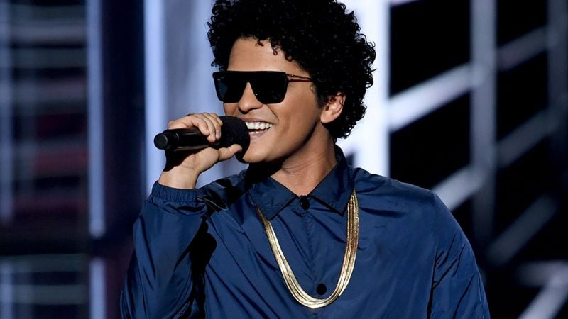 Bruno Mars announced he will be helping 24,000 people in Hawaii have a Happy Thanksgiving.